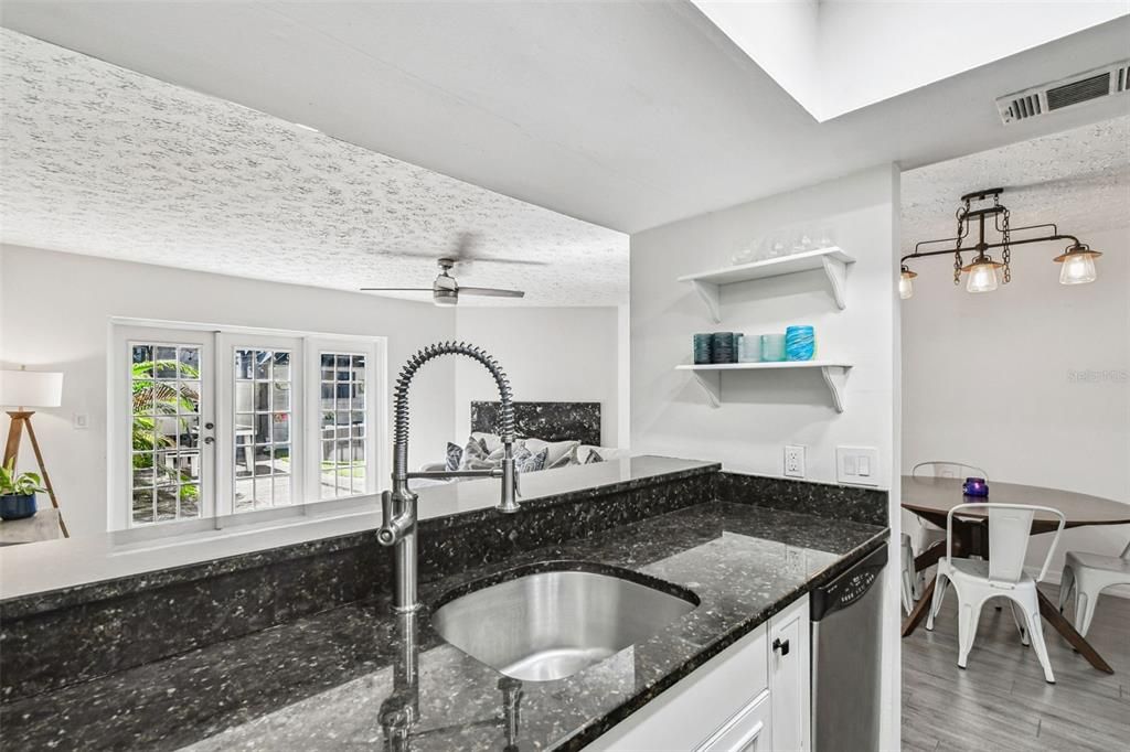 Под контрактом: $499,500 (2 спален, 2 ванн, 1413 Квадратных фут)