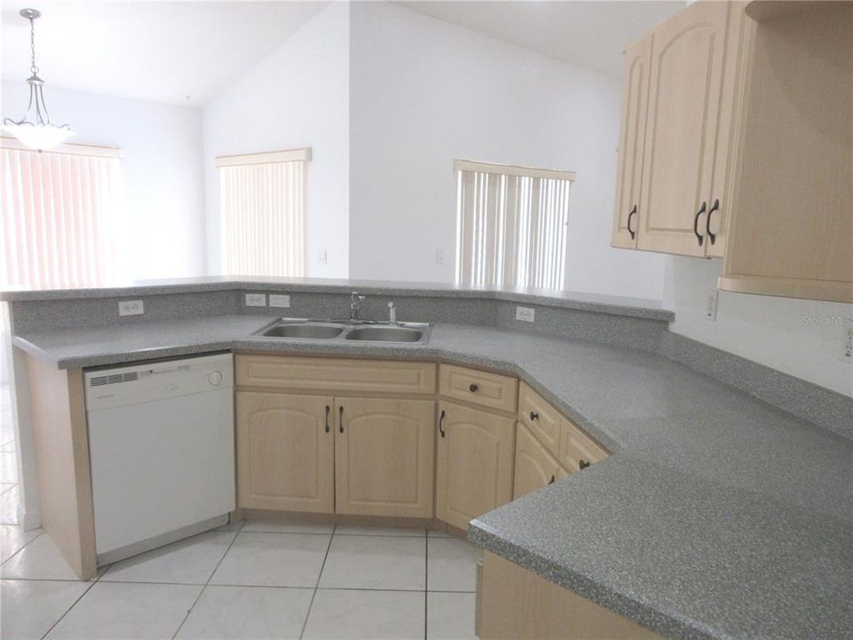 For Rent: $1,650 (3 beds, 2 baths, 1694 Square Feet)