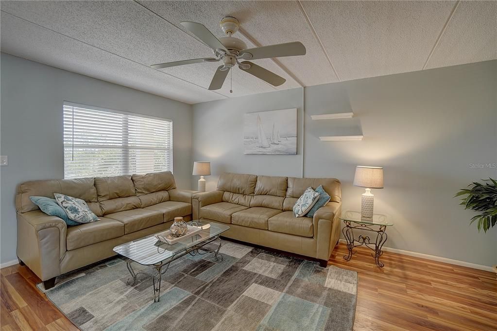 For Sale: $99,000 (1 beds, 1 baths, 874 Square Feet)