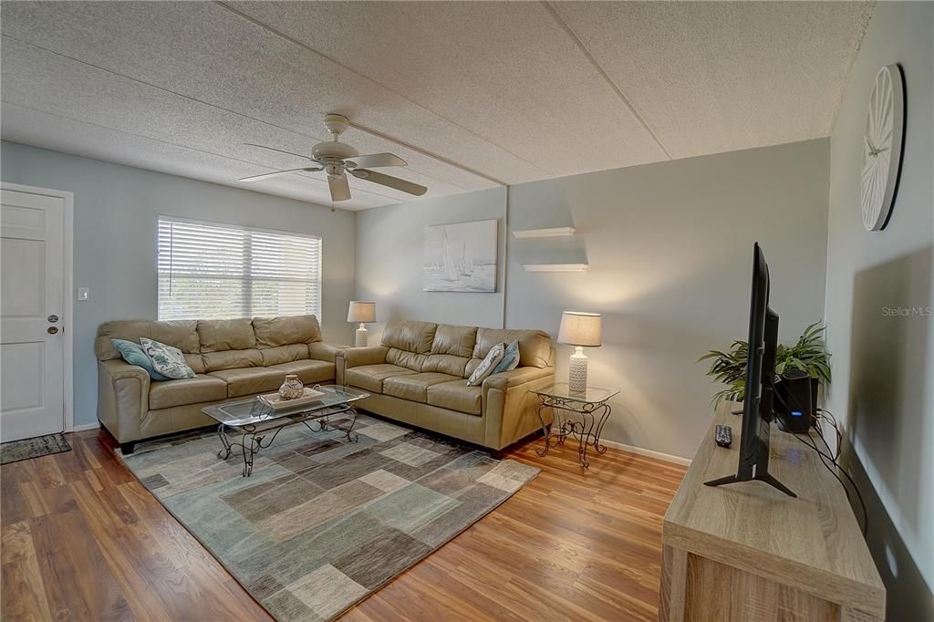 For Sale: $99,000 (1 beds, 1 baths, 874 Square Feet)