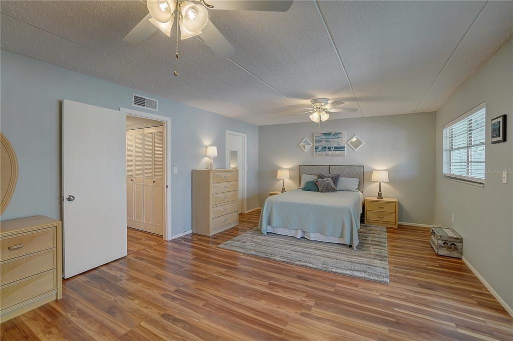 For Sale: $99,000 (1 beds, 1 baths, 874 Square Feet)