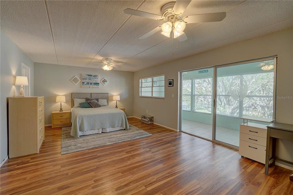 For Sale: $99,000 (1 beds, 1 baths, 874 Square Feet)