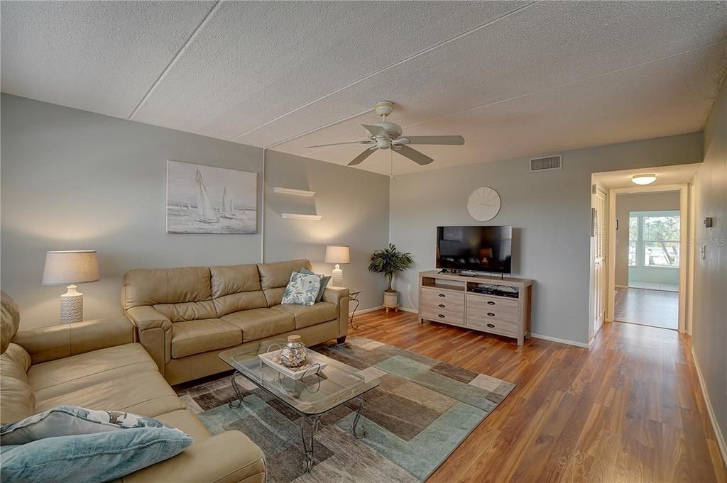 For Sale: $99,000 (1 beds, 1 baths, 874 Square Feet)