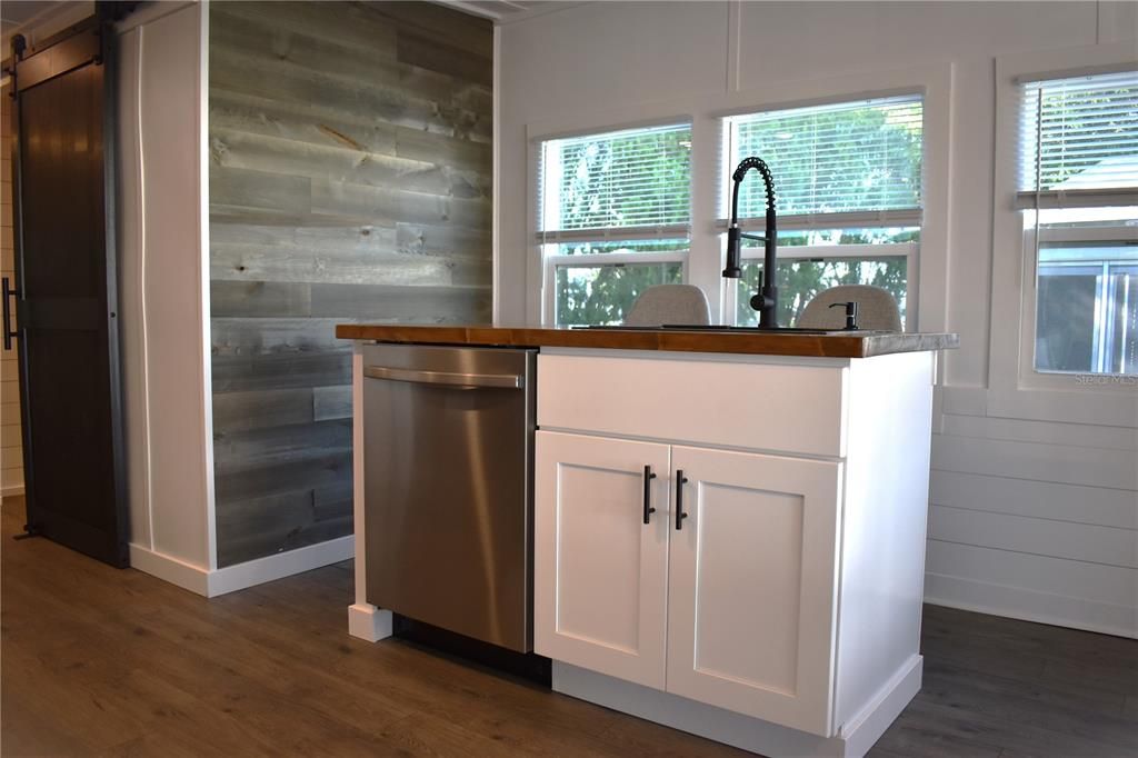 На продажу: $174,900 (2 спален, 1 ванн, 770 Квадратных фут)