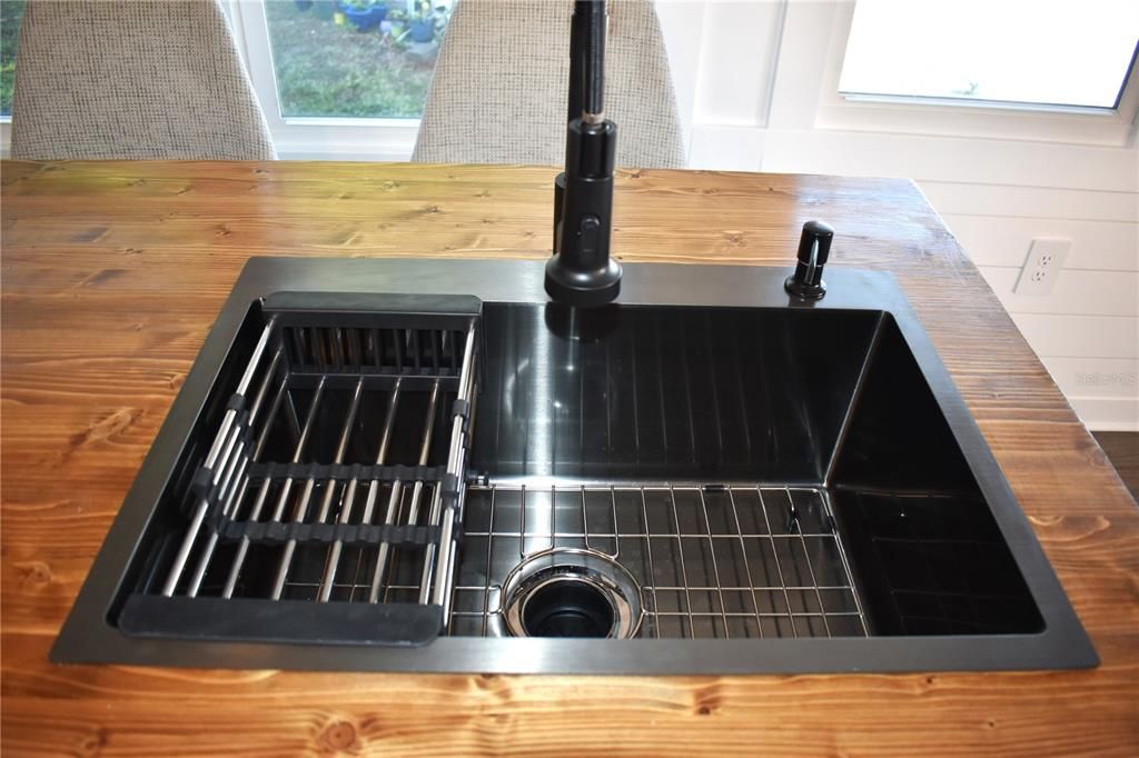 На продажу: $174,900 (2 спален, 1 ванн, 770 Квадратных фут)