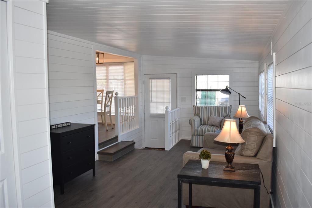 На продажу: $174,900 (2 спален, 1 ванн, 770 Квадратных фут)