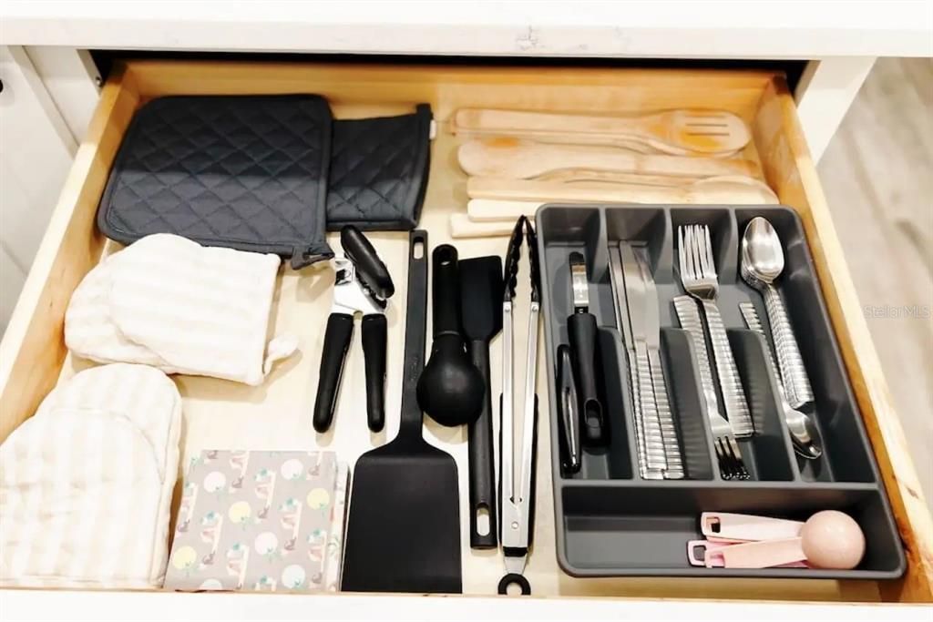 For Sale: $170,000 (1 beds, 1 baths, 464 Square Feet)