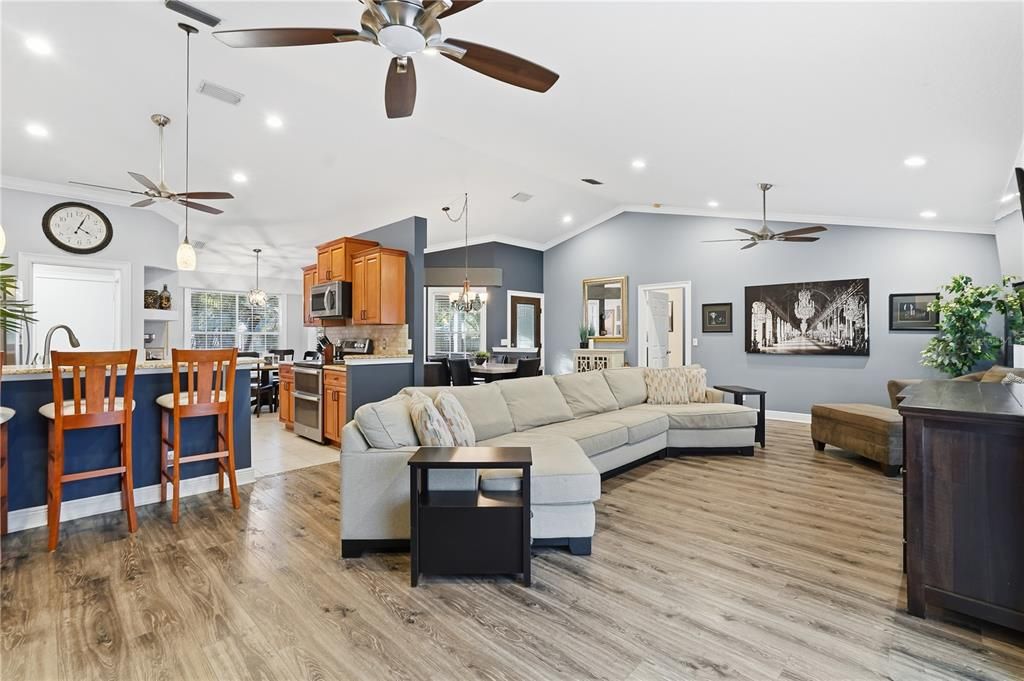 合同活跃: $450,000 (3 贝兹, 2 浴室, 1680 平方英尺)