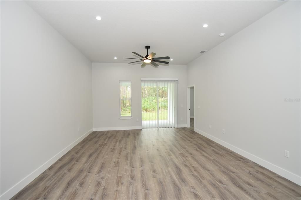 Active With Contract: $559,000 (6 beds, 0 baths, 2735 Square Feet)