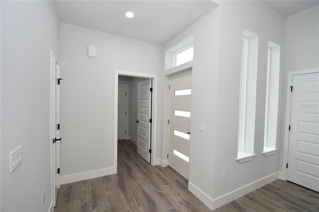 Active With Contract: $559,000 (6 beds, 0 baths, 2735 Square Feet)