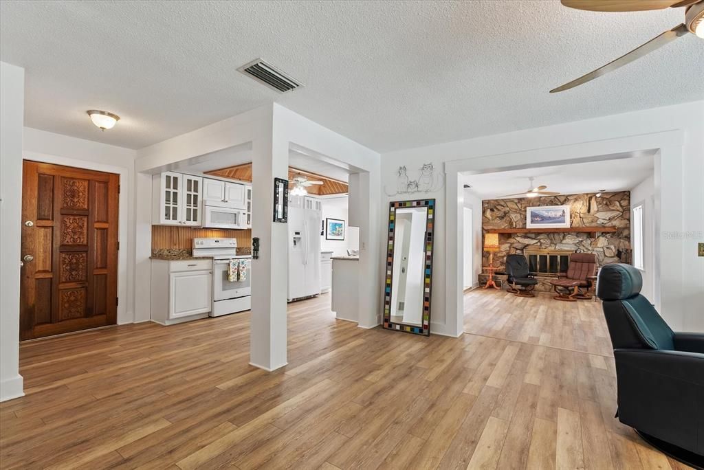 Active With Contract: $549,000 (2 beds, 2 baths, 1530 Square Feet)