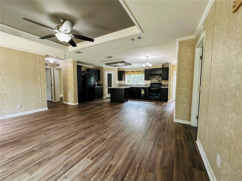 Active With Contract: $209,900 (3 beds, 2 baths, 1276 Square Feet)