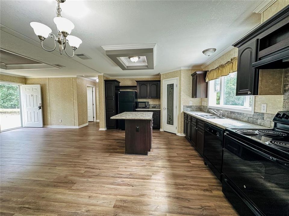 Active With Contract: $209,900 (3 beds, 2 baths, 1276 Square Feet)