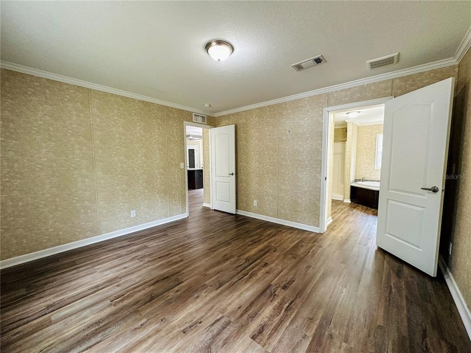 Active With Contract: $209,900 (3 beds, 2 baths, 1276 Square Feet)