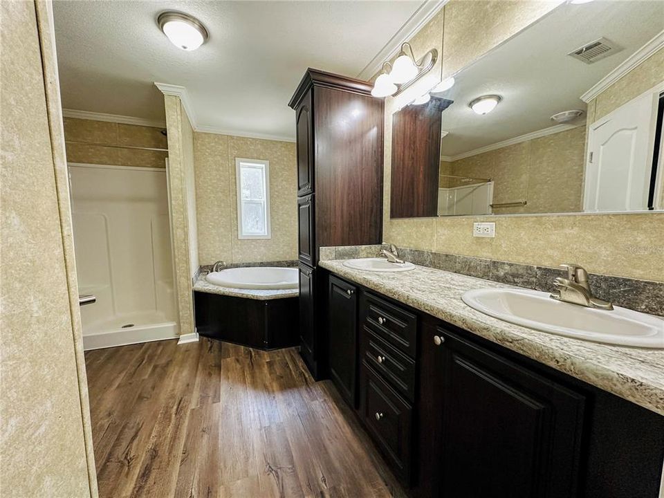 Active With Contract: $209,900 (3 beds, 2 baths, 1276 Square Feet)