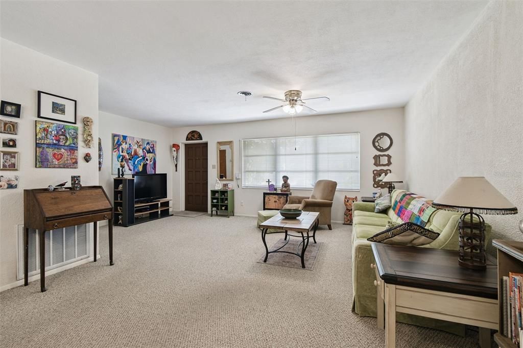 合同活跃: $325,000 (2 贝兹, 2 浴室, 1376 平方英尺)