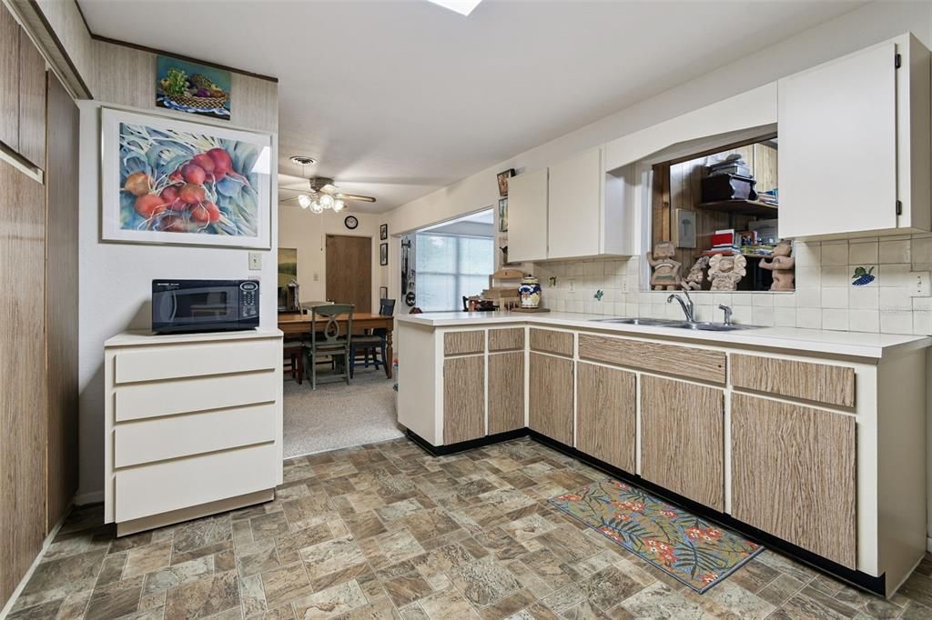 合同活跃: $325,000 (2 贝兹, 2 浴室, 1376 平方英尺)