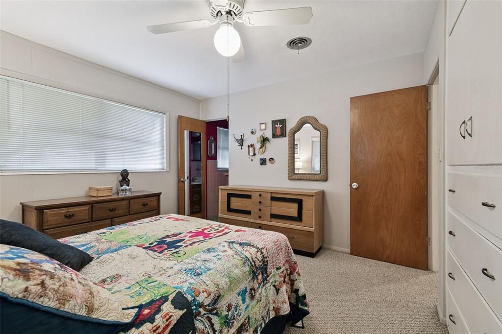 合同活跃: $325,000 (2 贝兹, 2 浴室, 1376 平方英尺)