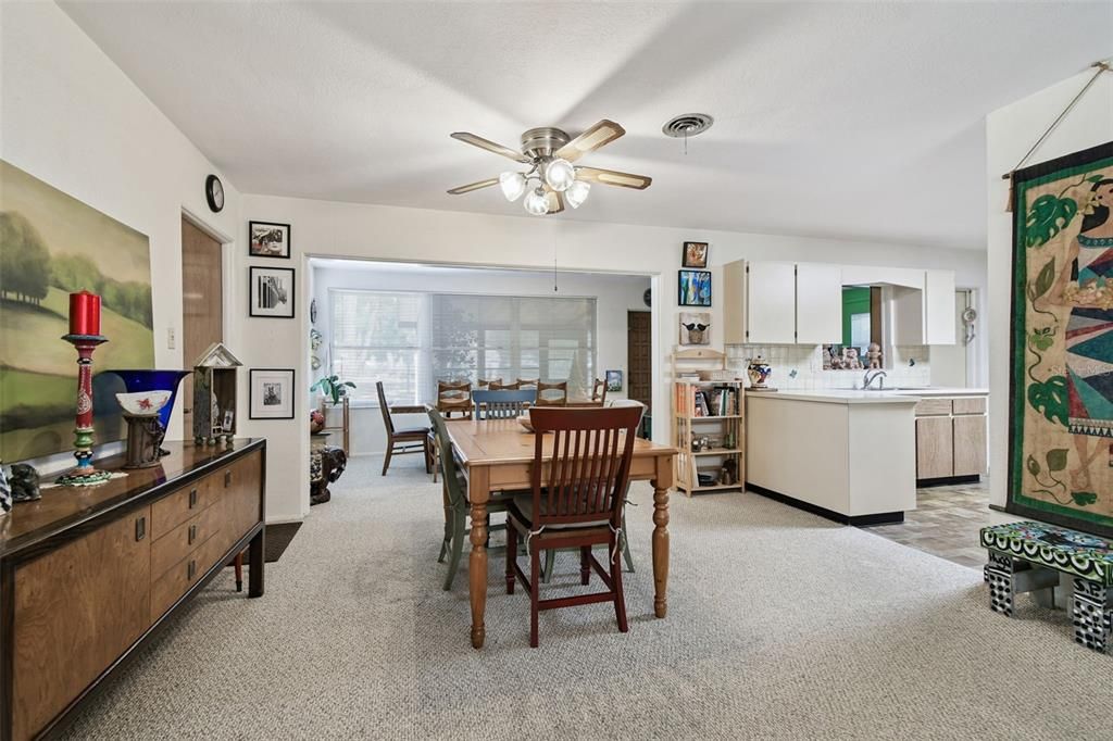 合同活跃: $325,000 (2 贝兹, 2 浴室, 1376 平方英尺)