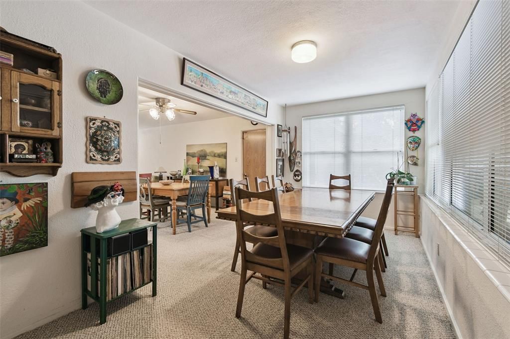 合同活跃: $325,000 (2 贝兹, 2 浴室, 1376 平方英尺)