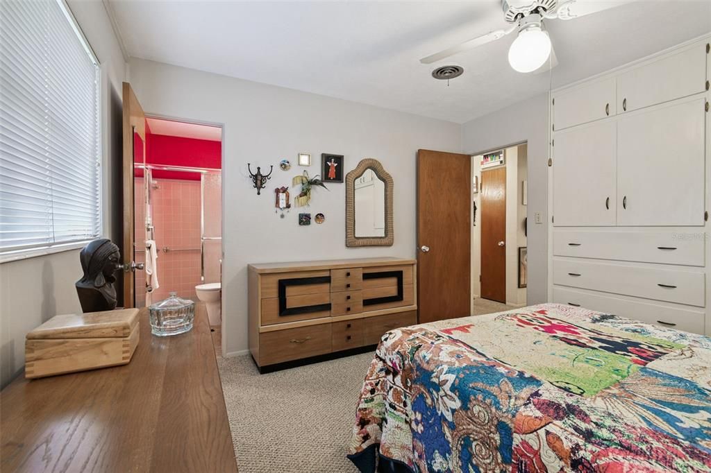 合同活跃: $325,000 (2 贝兹, 2 浴室, 1376 平方英尺)