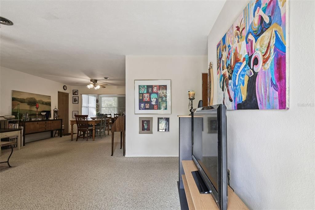 合同活跃: $325,000 (2 贝兹, 2 浴室, 1376 平方英尺)