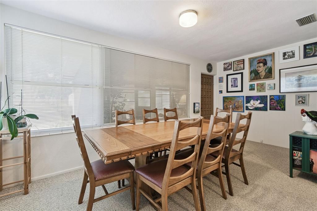 合同活跃: $325,000 (2 贝兹, 2 浴室, 1376 平方英尺)