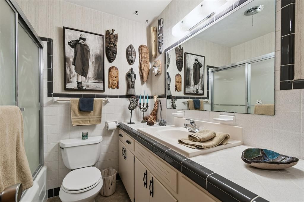 合同活跃: $325,000 (2 贝兹, 2 浴室, 1376 平方英尺)