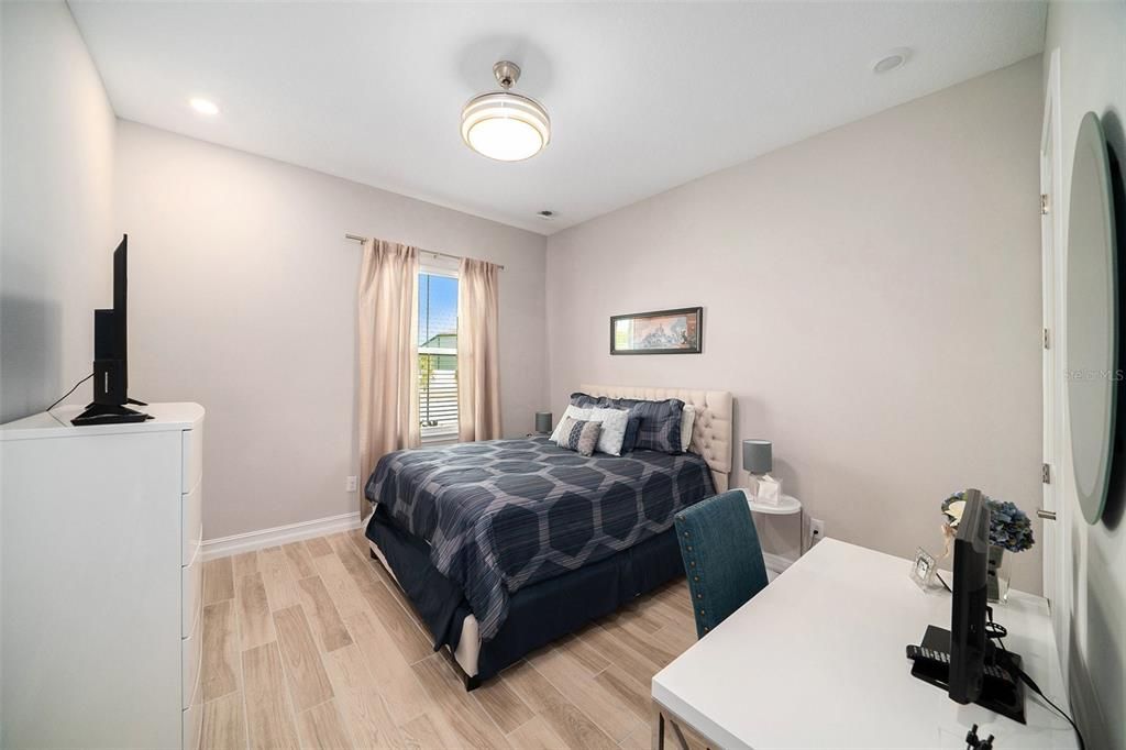 Activo con contrato: $899,900 (5 camas, 3 baños, 3501 Pies cuadrados)