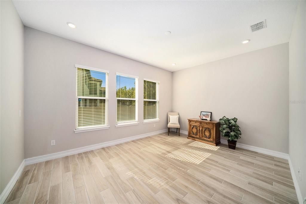 Activo con contrato: $899,900 (5 camas, 3 baños, 3501 Pies cuadrados)