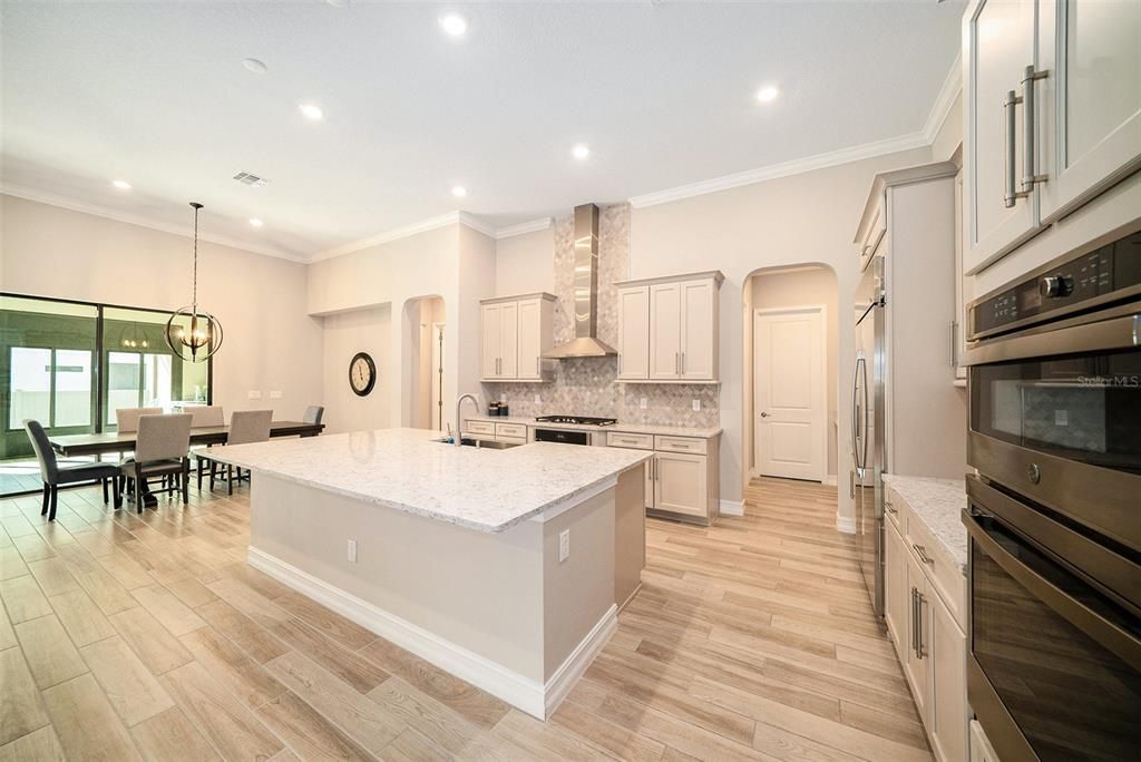 Activo con contrato: $899,900 (5 camas, 3 baños, 3501 Pies cuadrados)