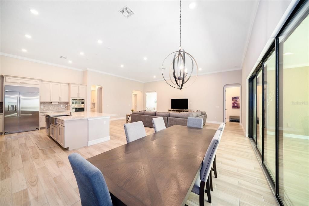 Activo con contrato: $899,900 (5 camas, 3 baños, 3501 Pies cuadrados)