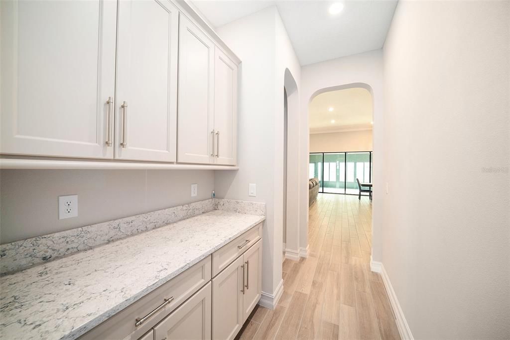 Activo con contrato: $899,900 (5 camas, 3 baños, 3501 Pies cuadrados)