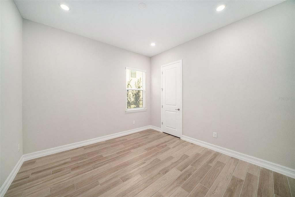 Activo con contrato: $899,900 (5 camas, 3 baños, 3501 Pies cuadrados)