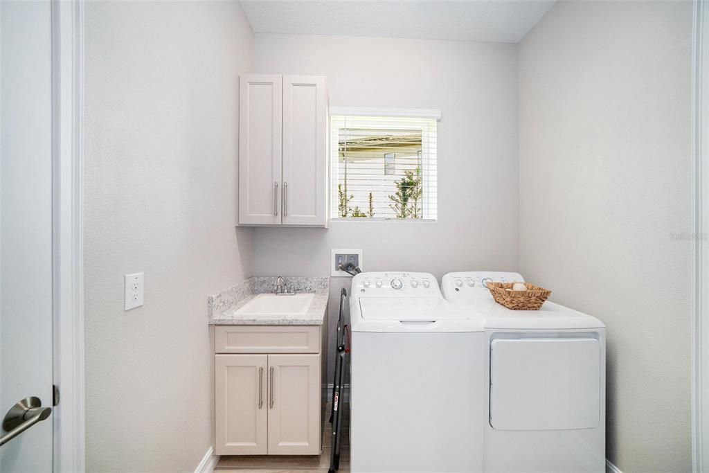 Activo con contrato: $899,900 (5 camas, 3 baños, 3501 Pies cuadrados)