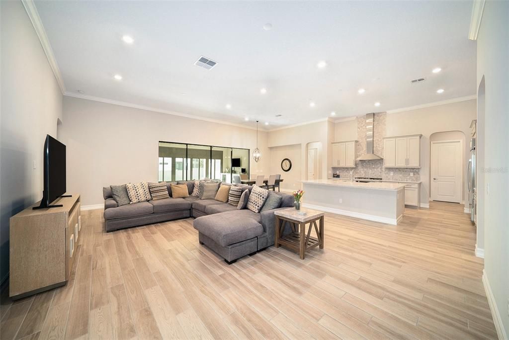 Activo con contrato: $899,900 (5 camas, 3 baños, 3501 Pies cuadrados)