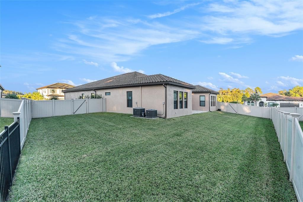 Activo con contrato: $899,900 (5 camas, 3 baños, 3501 Pies cuadrados)