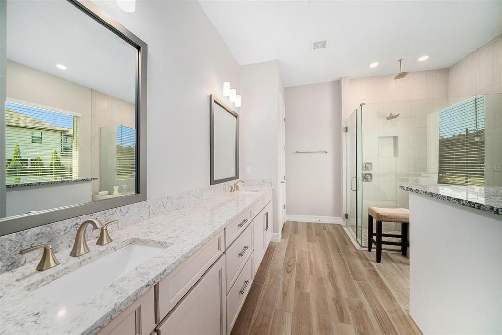 Activo con contrato: $899,900 (5 camas, 3 baños, 3501 Pies cuadrados)