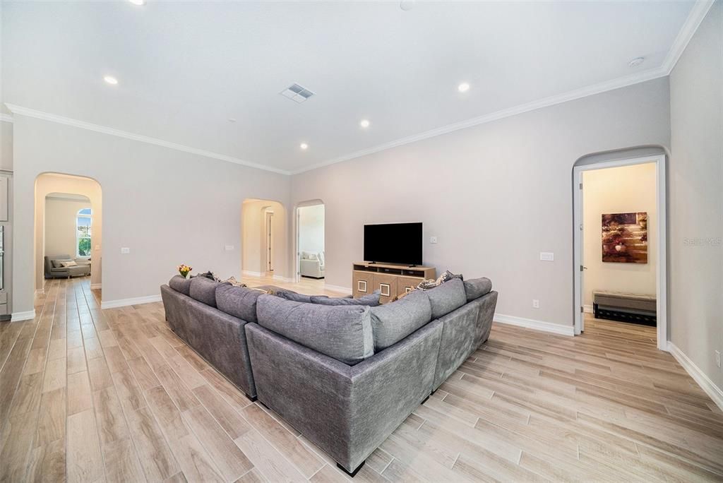 Activo con contrato: $899,900 (5 camas, 3 baños, 3501 Pies cuadrados)