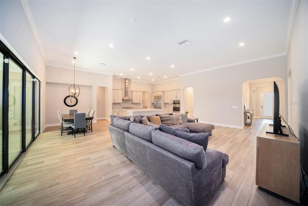 Activo con contrato: $899,900 (5 camas, 3 baños, 3501 Pies cuadrados)