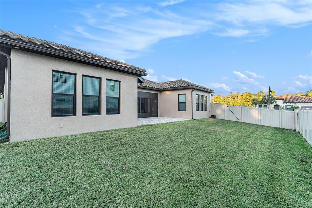 Activo con contrato: $899,900 (5 camas, 3 baños, 3501 Pies cuadrados)