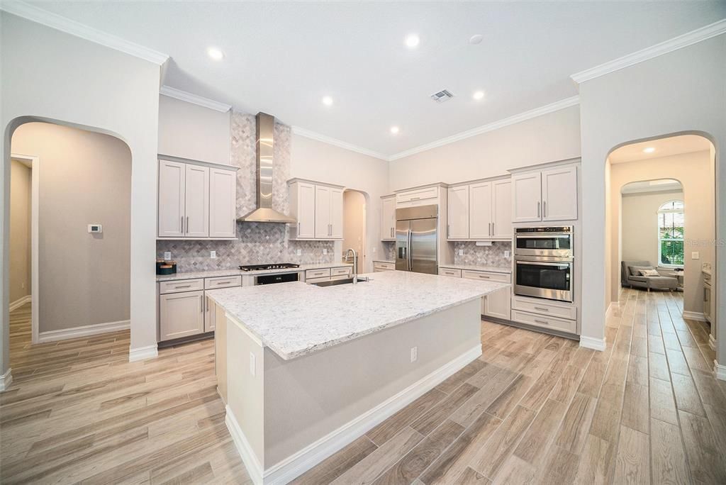 Activo con contrato: $899,900 (5 camas, 3 baños, 3501 Pies cuadrados)