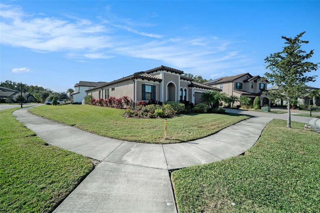 Activo con contrato: $899,900 (5 camas, 3 baños, 3501 Pies cuadrados)