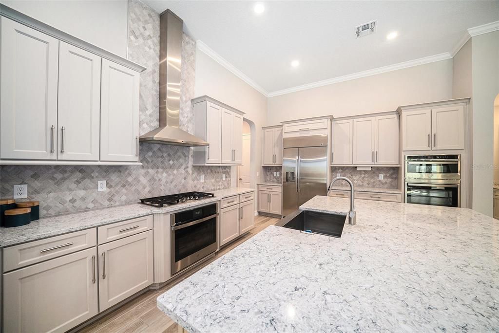 Activo con contrato: $899,900 (5 camas, 3 baños, 3501 Pies cuadrados)