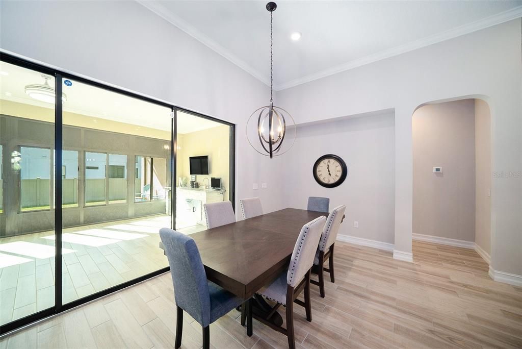 Activo con contrato: $899,900 (5 camas, 3 baños, 3501 Pies cuadrados)