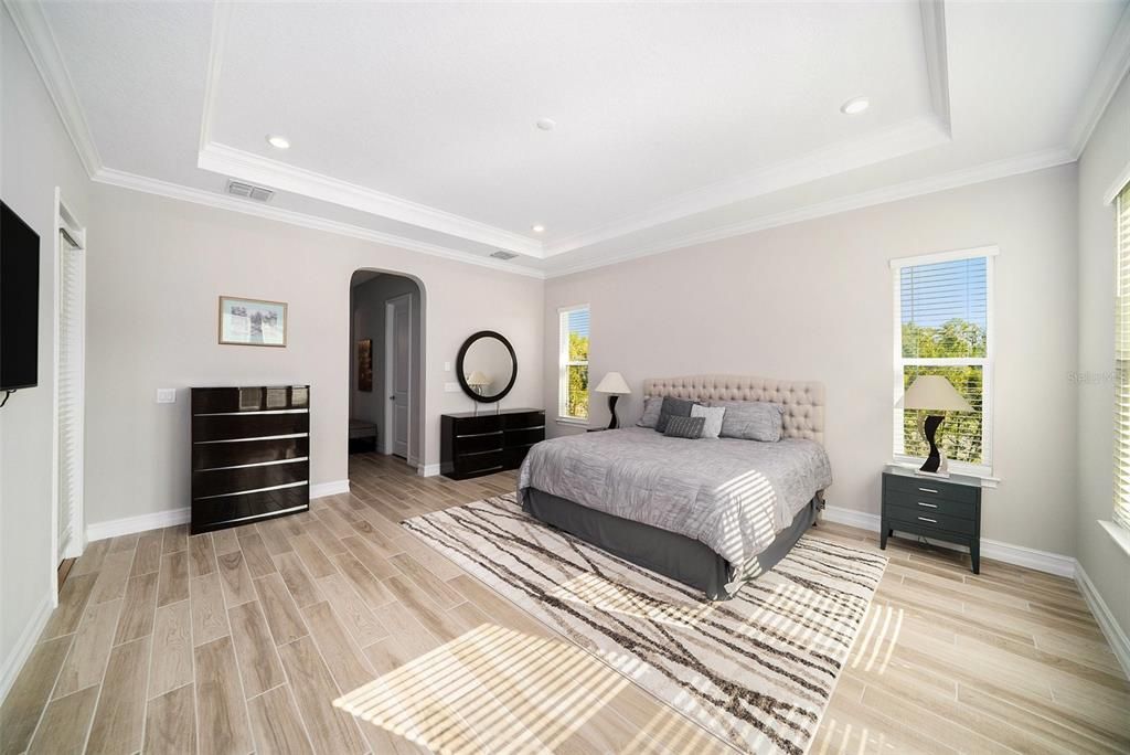 Activo con contrato: $899,900 (5 camas, 3 baños, 3501 Pies cuadrados)