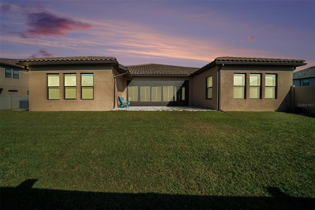 Activo con contrato: $899,900 (5 camas, 3 baños, 3501 Pies cuadrados)