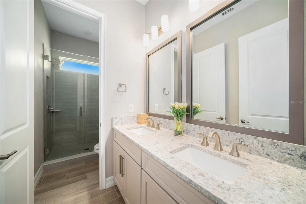 Activo con contrato: $899,900 (5 camas, 3 baños, 3501 Pies cuadrados)