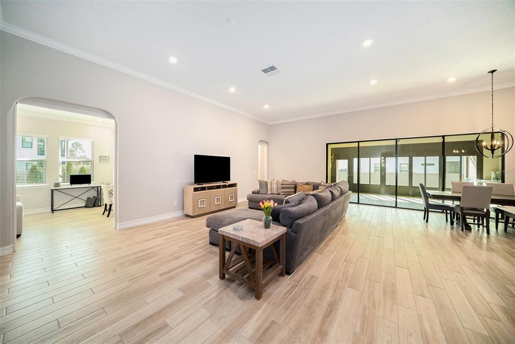 Activo con contrato: $899,900 (5 camas, 3 baños, 3501 Pies cuadrados)