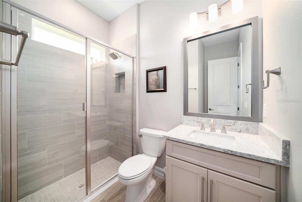 Activo con contrato: $899,900 (5 camas, 3 baños, 3501 Pies cuadrados)